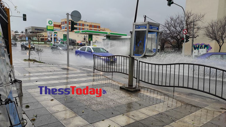 Θεομηνία «σαρώνει» τη Θεσσαλονίκη – Ποτάμια οι δρόμοι